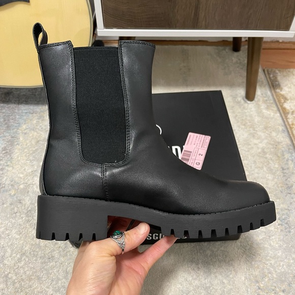 NIB Women’s Size 9 Cleated Sole Essential Chelsea Mid Ankle Boots Triple Black - Picture 7 of 14